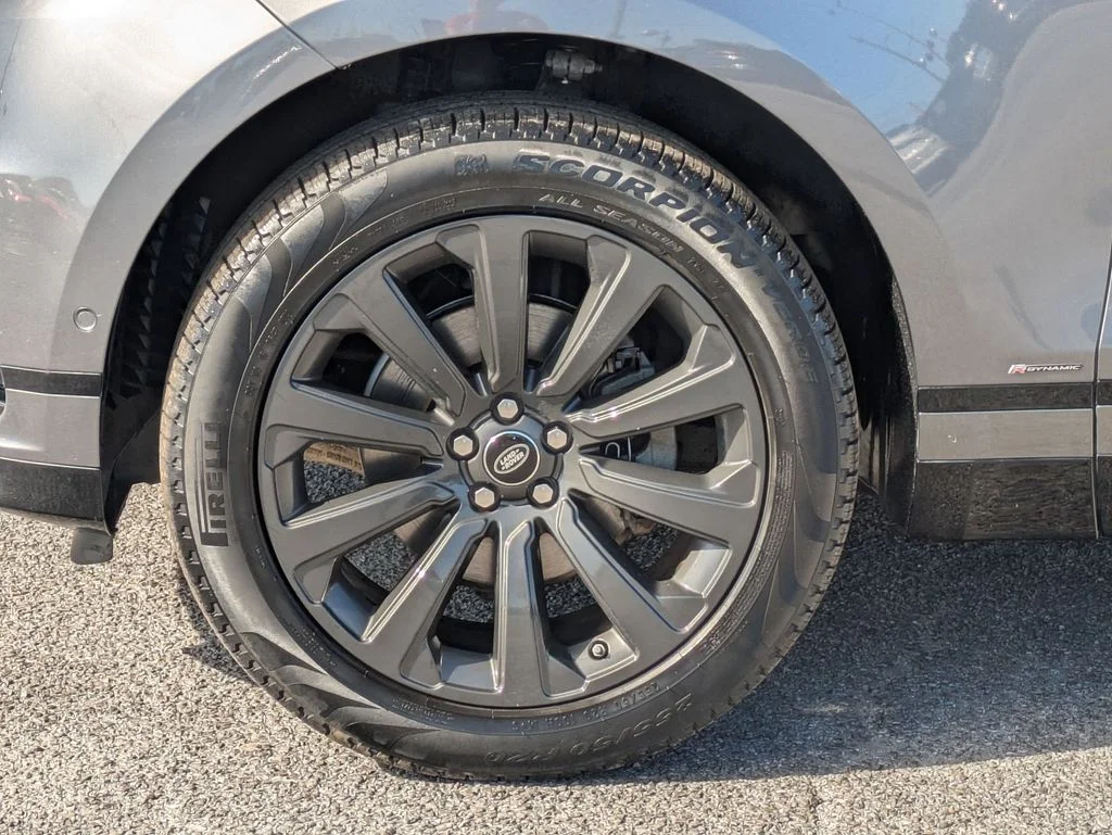 Used 2018 Gray Land Rover SE R-Dynamic image 9