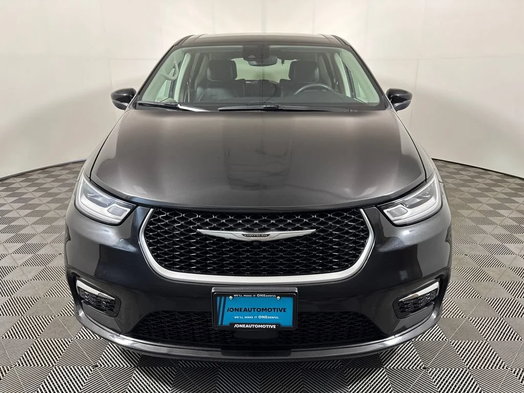 Used 2023 Black Chrysler Touring L image 3