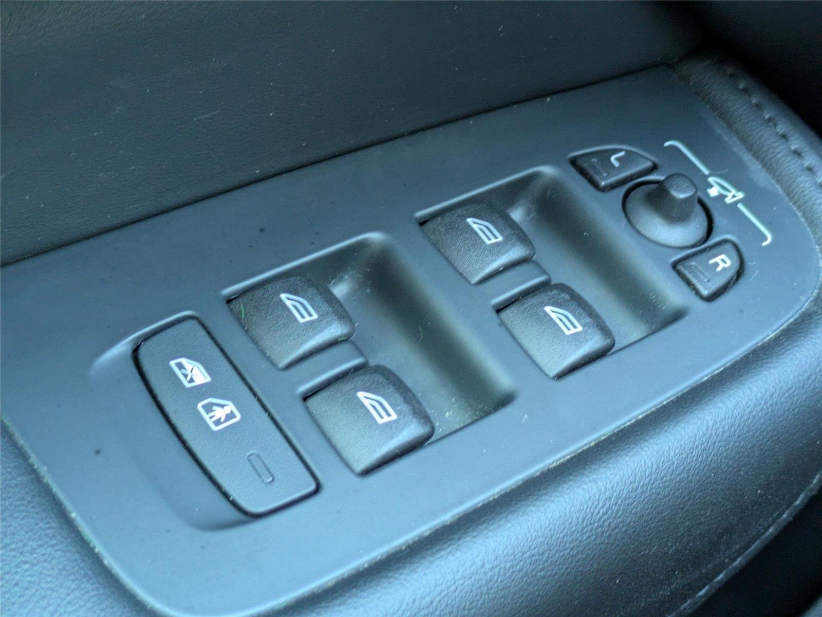 Used 2024 Vapour Grey Metallic Volvo Plus Dark Theme image 28