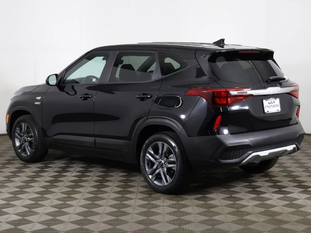 Used 2023 Black Kia LX image 7