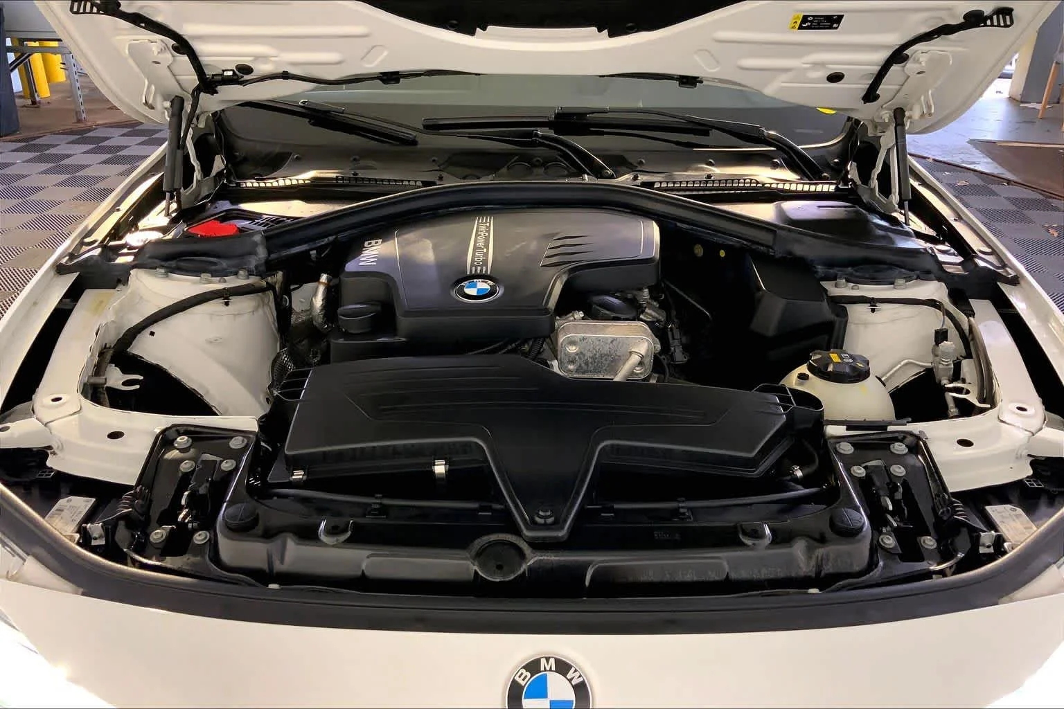 Used 2018 Alpine White BMW 320i xDrive image 30