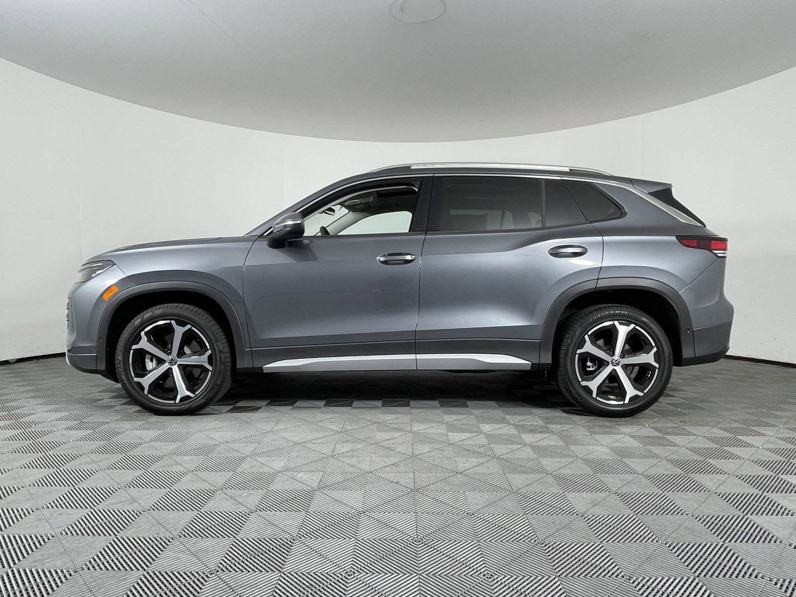 2025 Volkswagen Tiguan SE - Photo 10