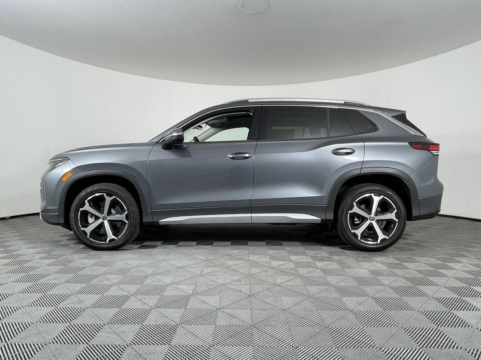 2025 Volkswagen Tiguan SE - Photo 10