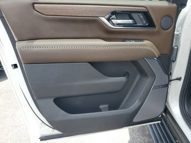Used 2025 White Frost Tricoat GMC Denali Ultimate image 25