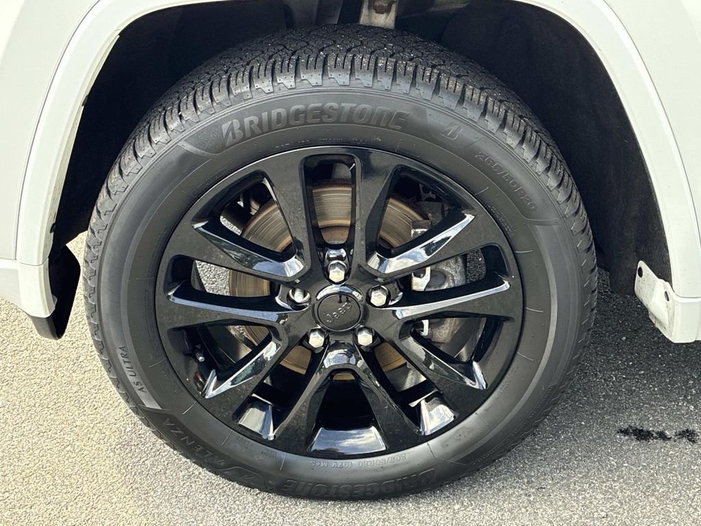 Used 2022 White Jeep Laredo X image 19