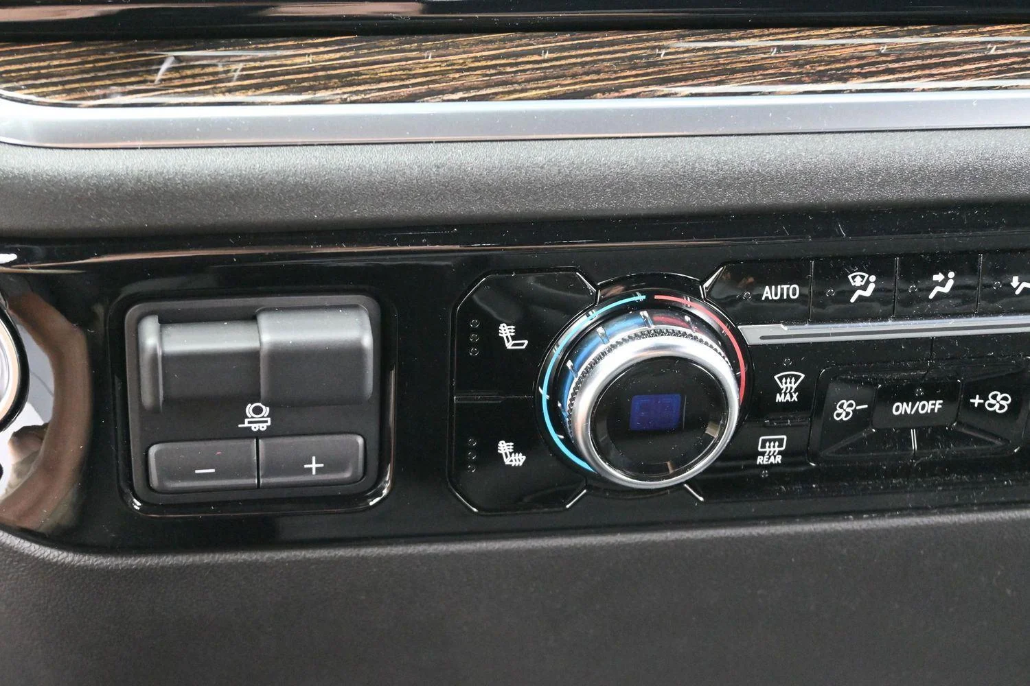 Used 2025 Onyx Black GMC Elevation image 23