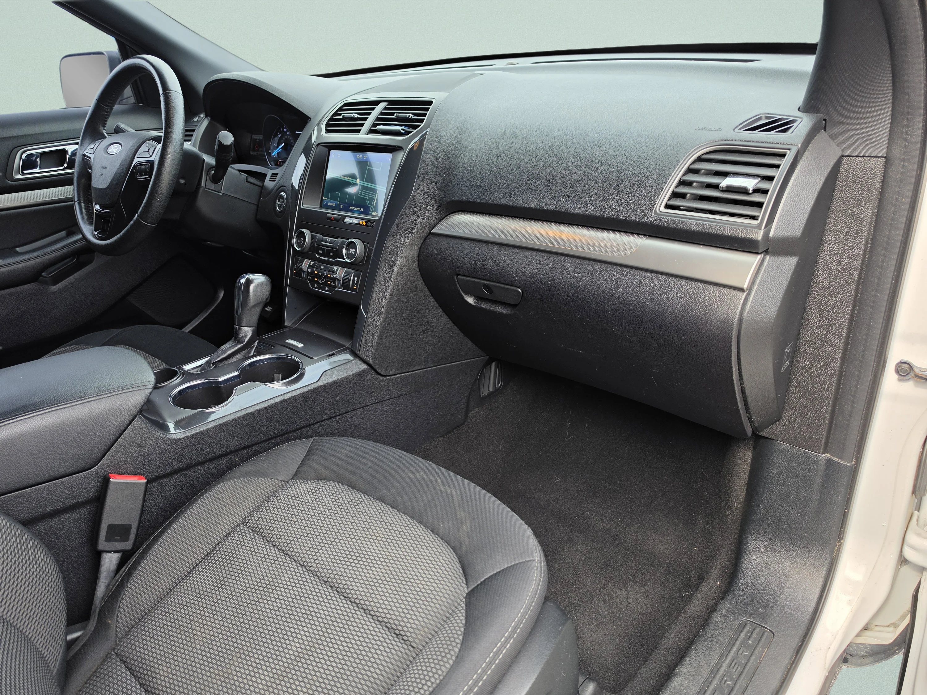 Used 2019 White Platinum Clearcoat Metallic Ford XLT image 19