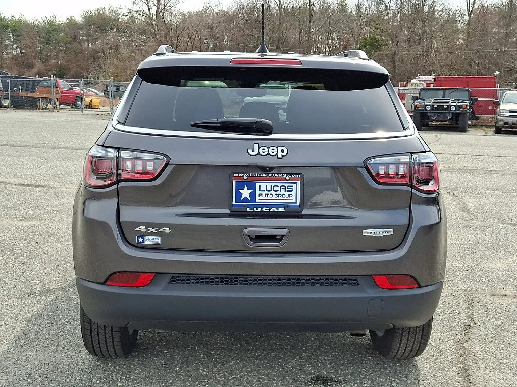 Used 2023 Granite Crystal Metallic Clearcoat Jeep Latitude image 10