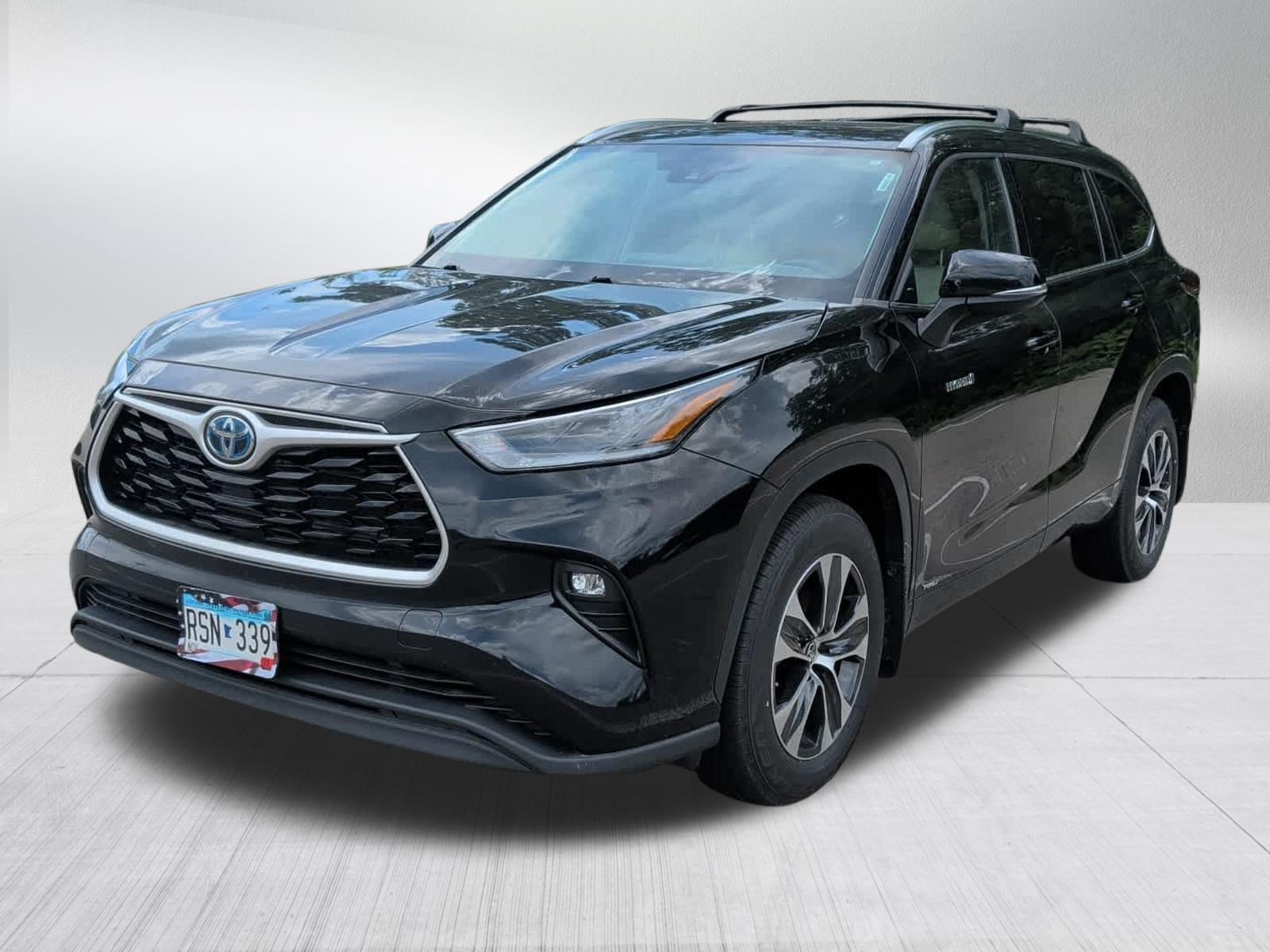 Used 2021 Toyota Highlander XLE with VIN 5TDGBRCH8MS059038 for sale in Golden Valley, Minnesota