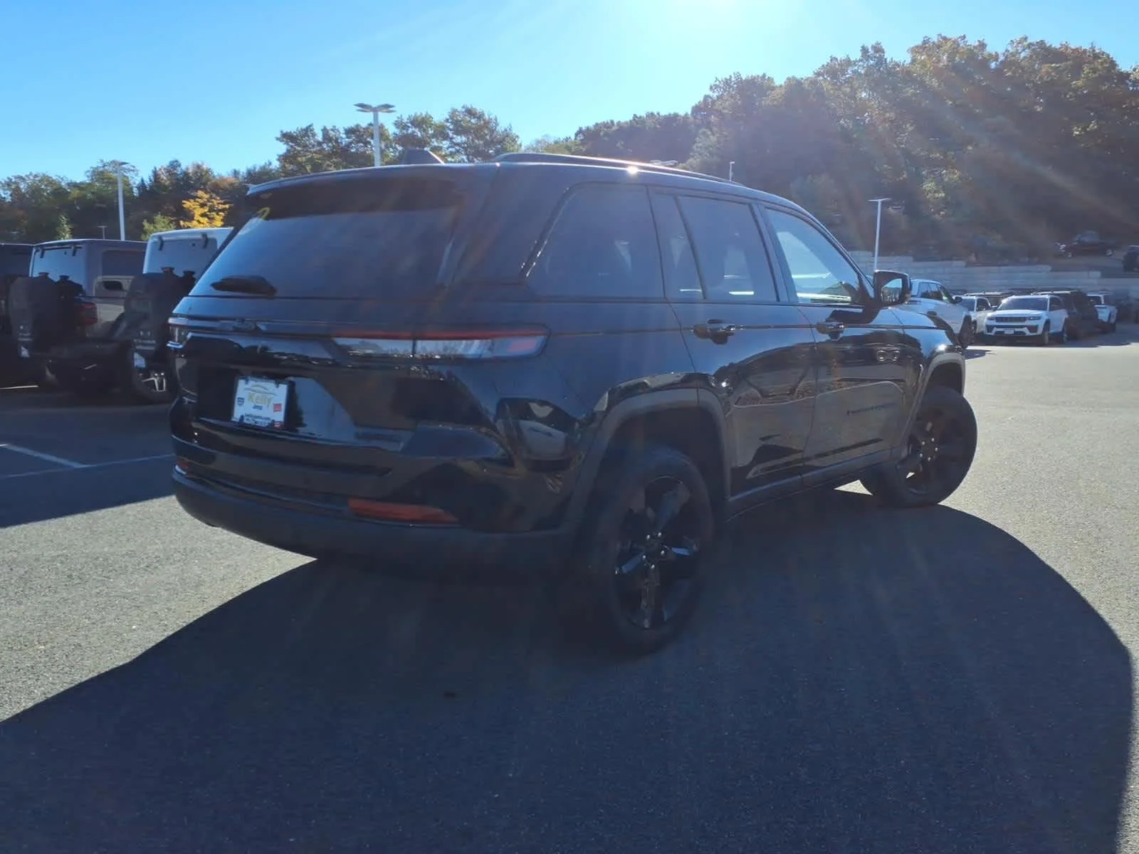 Used 2023 Diamond Black Crystal Pearlcoat Jeep Limited image 7