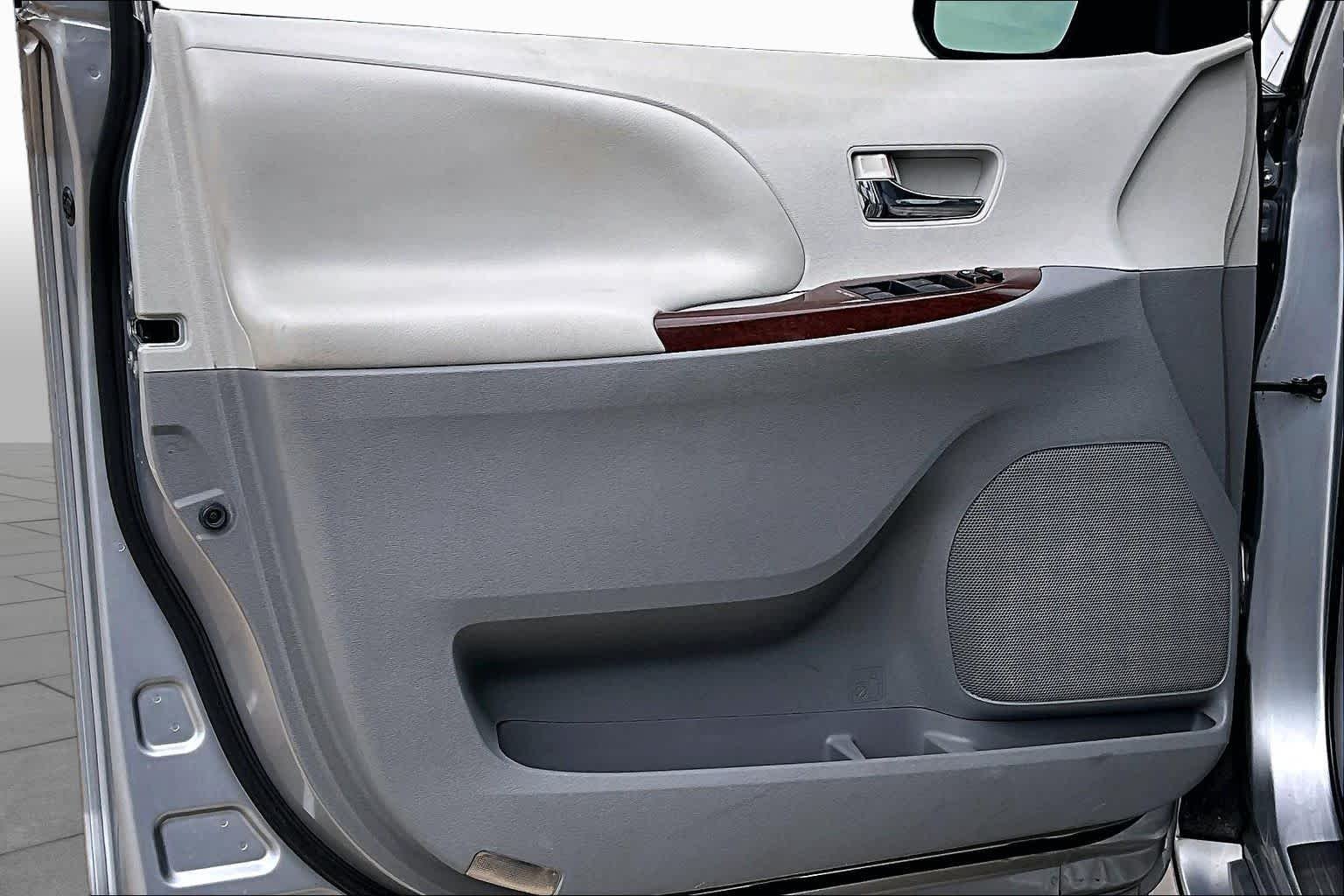 Used 2013 Silver Sky Metallic Toyota XLE image 19
