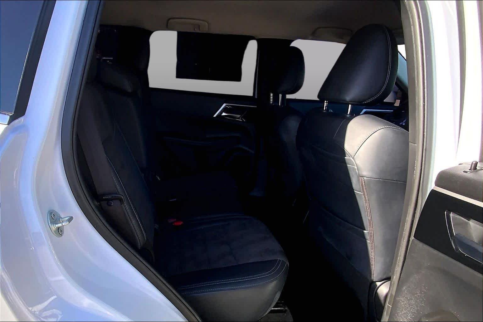 Used 2024 White Diamond Mitsubishi SE image 17