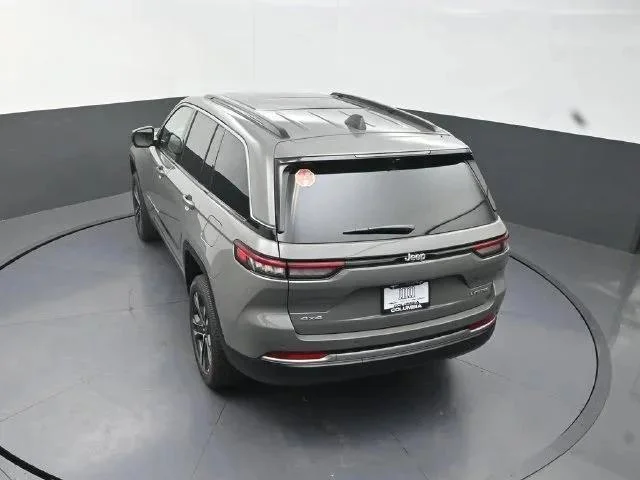 New 2027 Sting-Gray Clear-Coat Paint Jeep Limited image 14