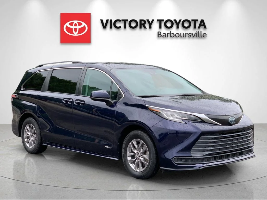 Used 2021  Toyota LE image 5