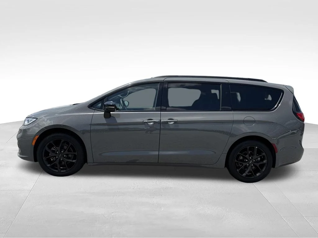 Used 2025 White Chrysler Limited image 2