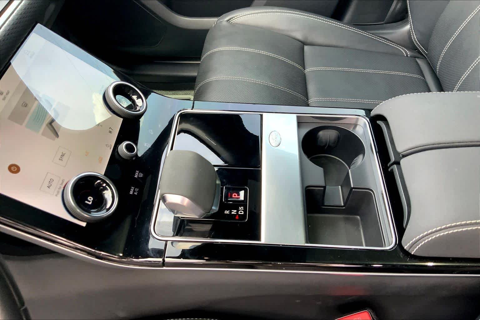 Used 2023 Fuji White Land Rover R-Dynamic S image 33