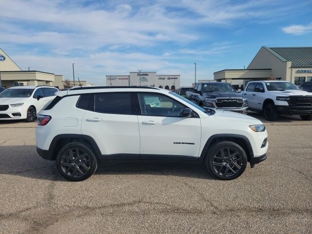 New 2026 Bright White Clearcoat Jeep Latitude image 18