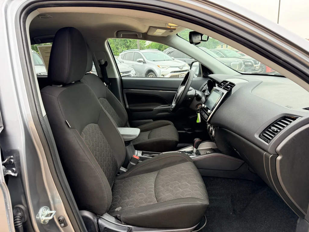 Used 2024 Labrador Black Pearl Mitsubishi ES image 13