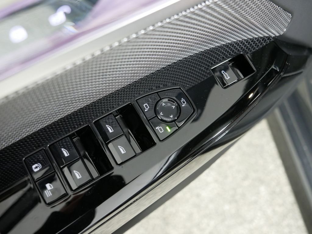 2025 BMW 7 Series 750e - Photo 32