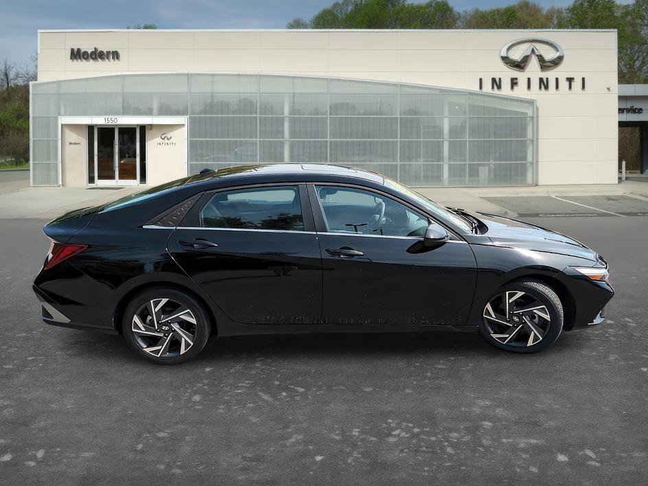 Used 2025 Abyss Black Hyundai SEL Convenience image 3