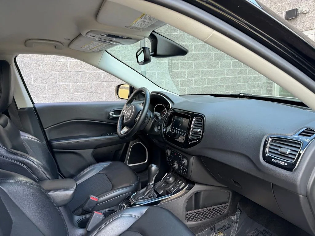 Used 2019 White Jeep Latitude image 29