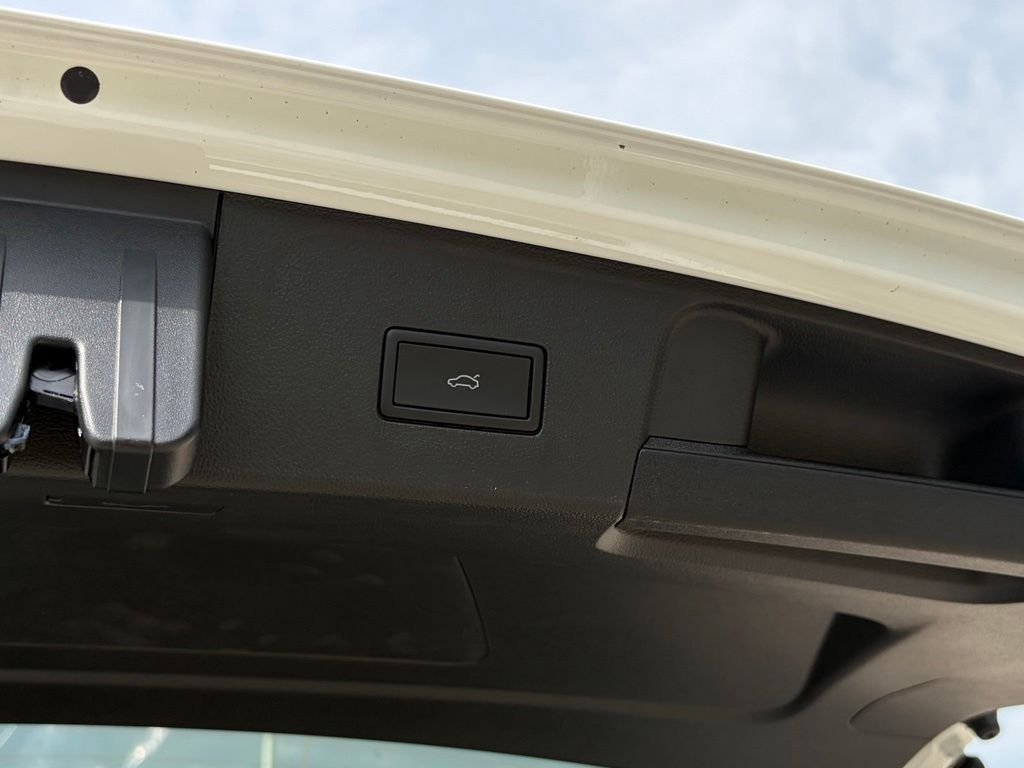 New 2026 Opal White Pearl Volkswagen 2.0T Peak Edition image 31