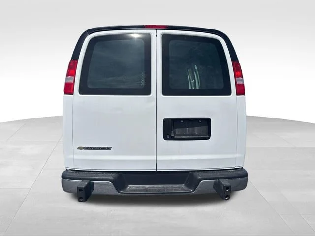 Used 2025 Summit White Chevrolet WT image 4
