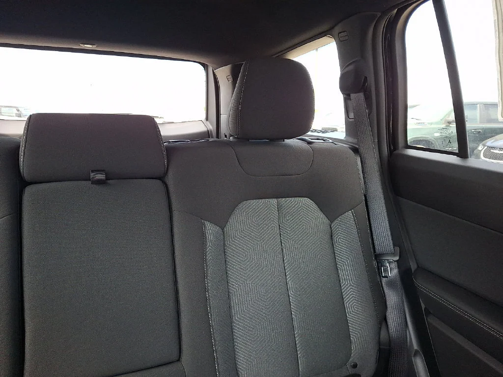 New 2026 Diamond Black Crystal Pearl-Coat Exterior Paint Jeep Laredo image 15