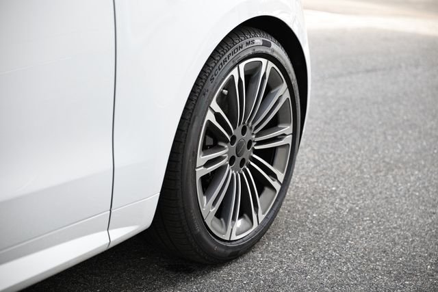 New 2026 Fuji White Land Rover Dynamic SE image 14