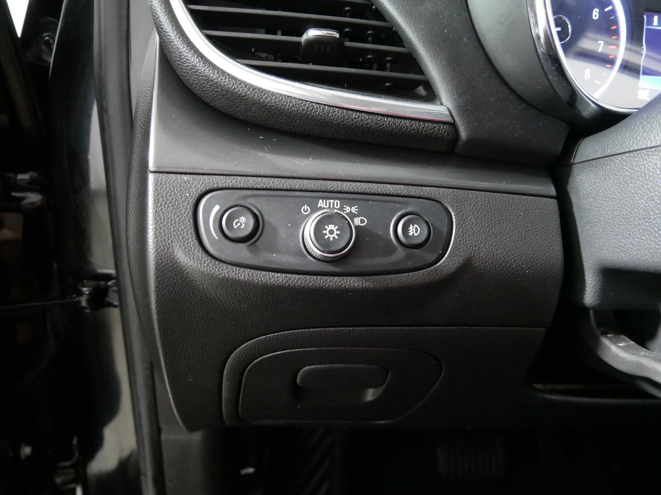 Used 2018 Ebony Twilight Metallic Buick Essence image 26