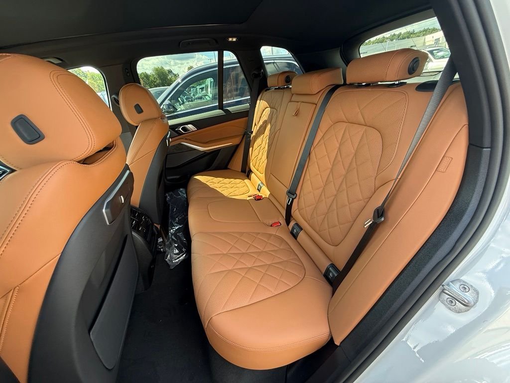 New 2026 Mineral White Metallic BMW xDrive40i image 7