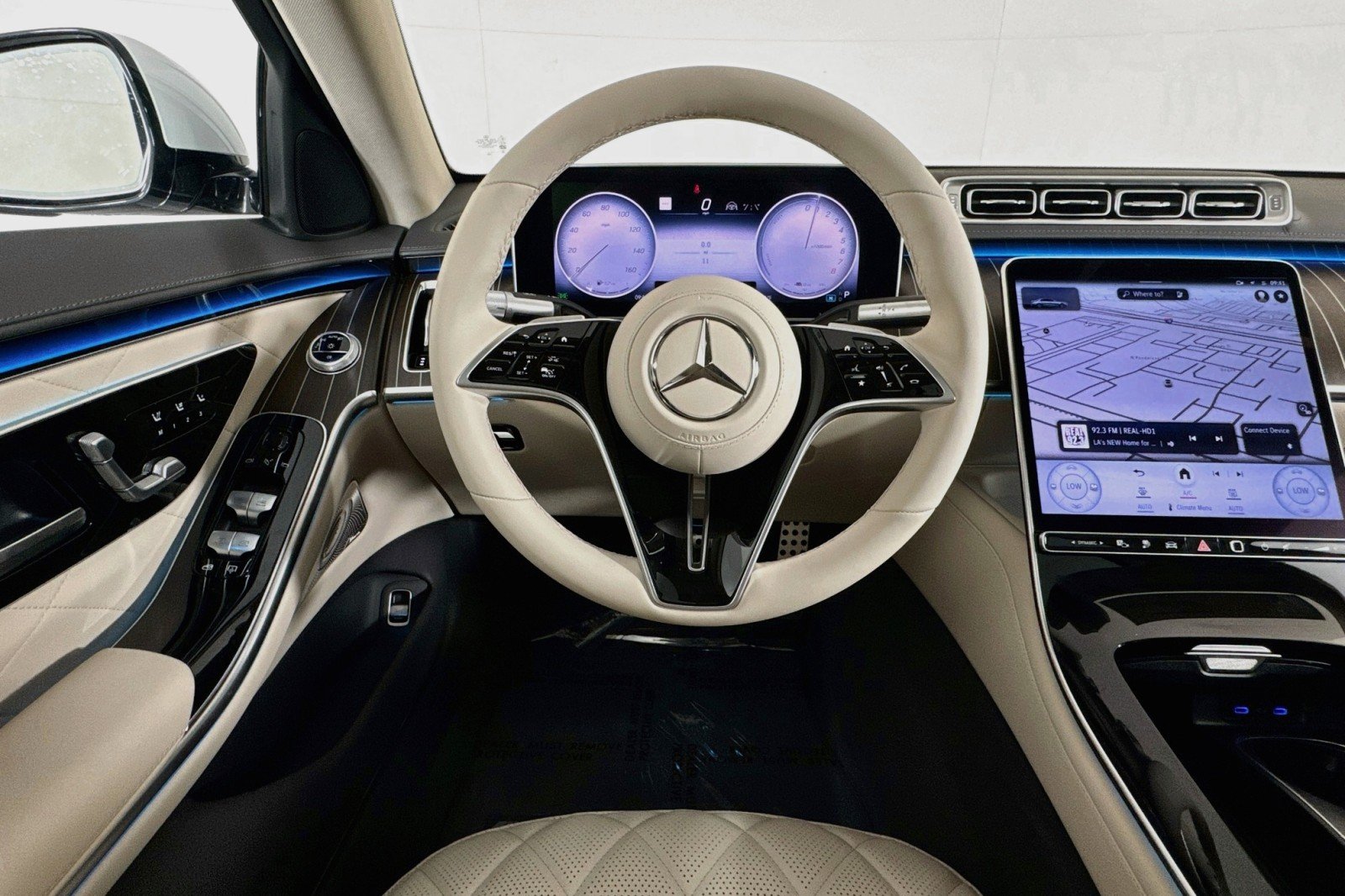 New 2026 MANUFAKTUR Moonlight White Metal Mercedes-Benz S 580e 4MATIC® Sedan image 4