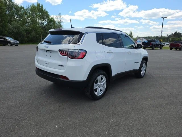Used 2022 White Jeep Latitude image 3