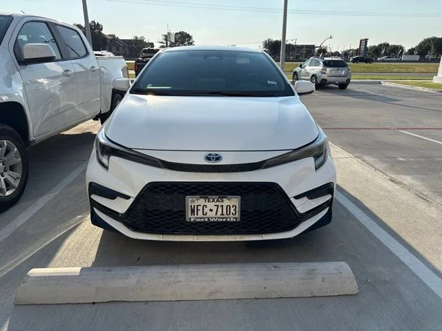 Used 2025 White Toyota LE image 5