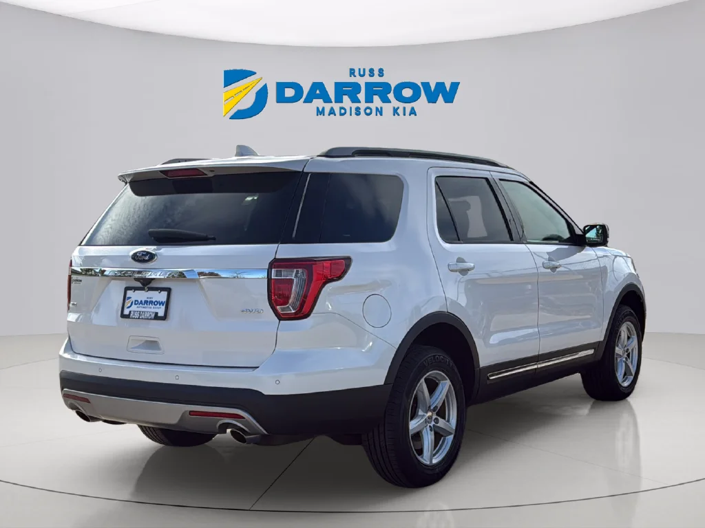 Used 2017 White Platinum Clearcoat Metallic Ford XLT image 5