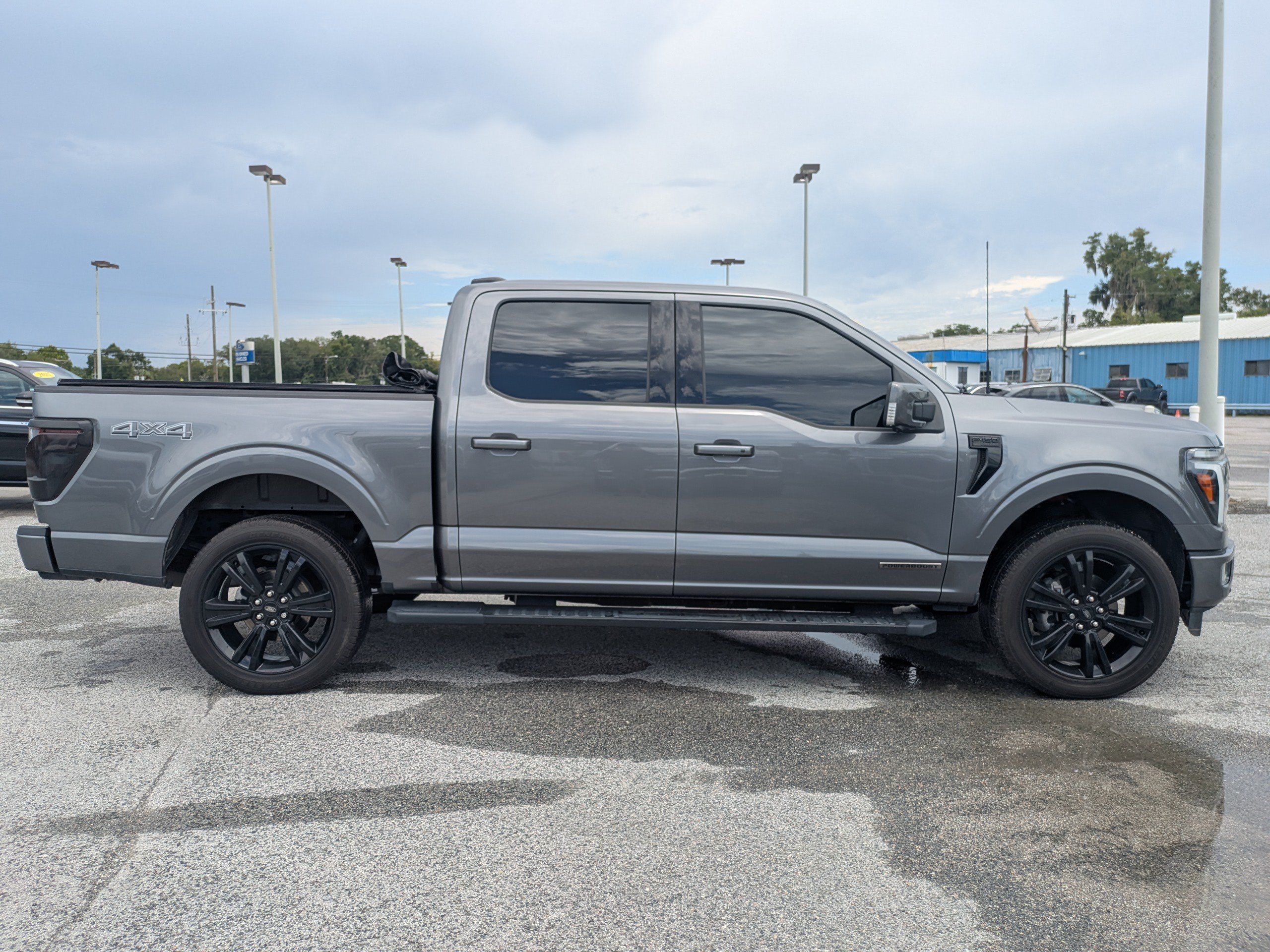 Used 2024  Ford LARIAT image 3