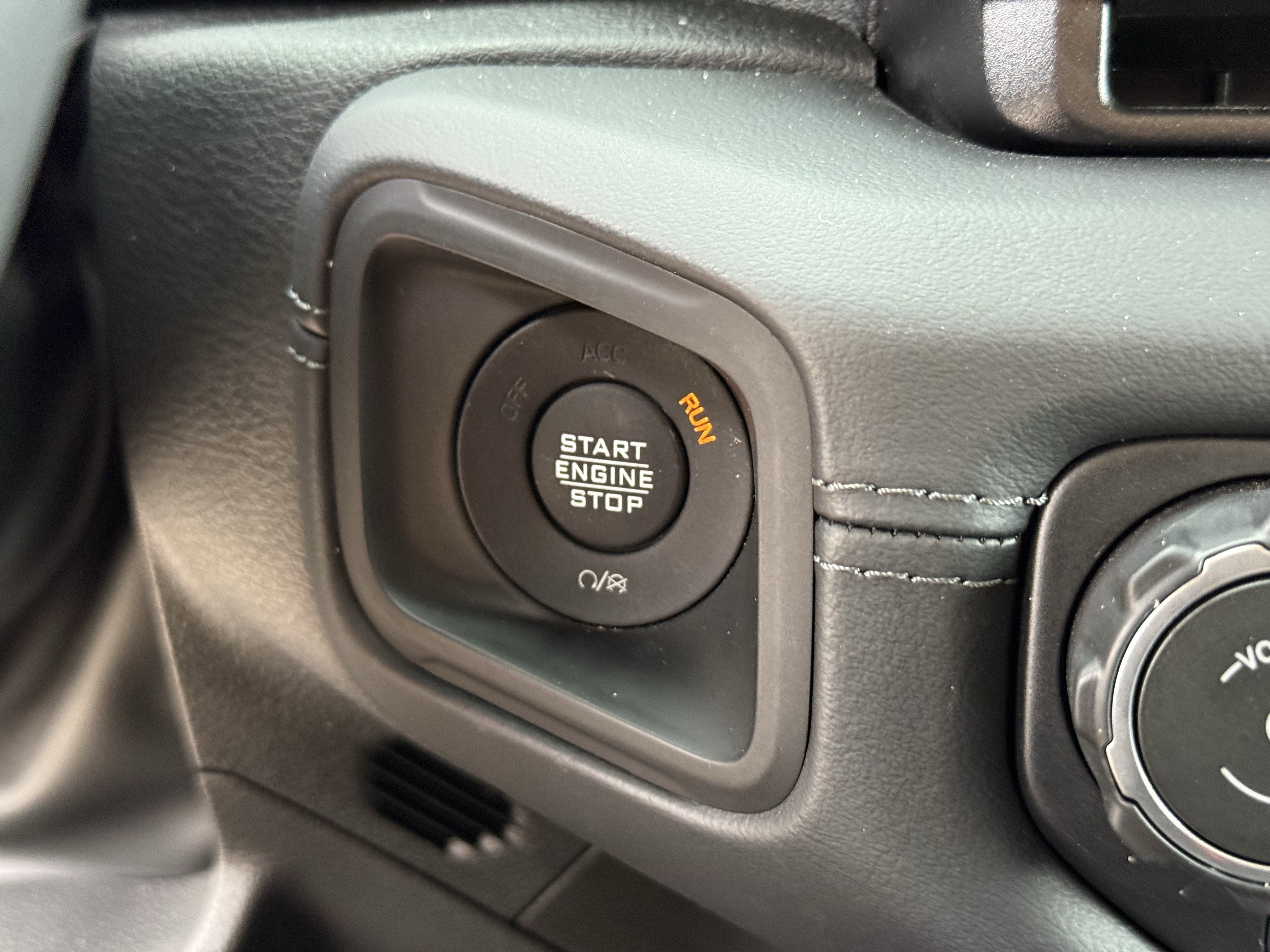 Used 2025 Granite Crystal Metallic Clearcoat Jeep  image 24