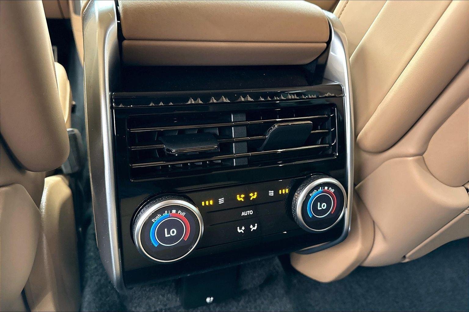 New 2026 Ostuni Pearl White Premium Metallic Land Rover SE image 13