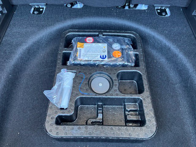 Used 2026 Bright White Clearcoat Jeep Latitude Altitude image 21