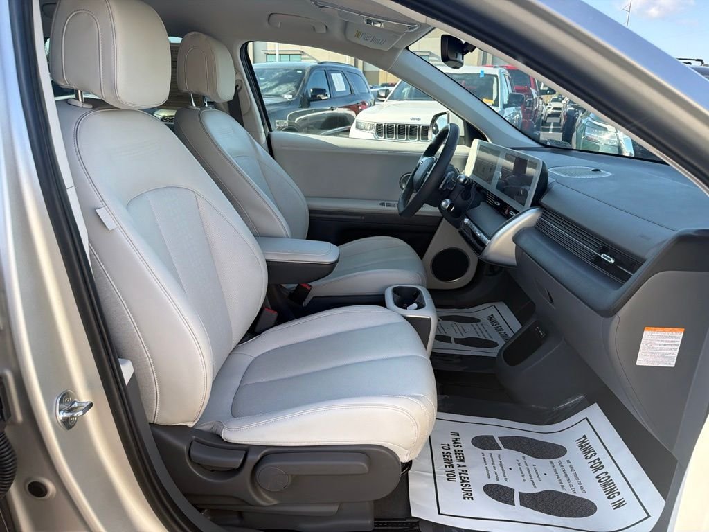 Used 2023 Gold Hyundai SEL image 18