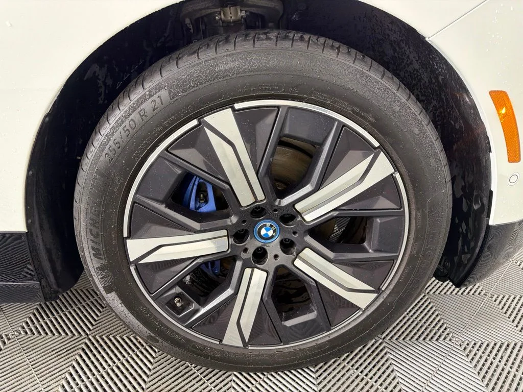 Used 2024 White BMW M60 image 11