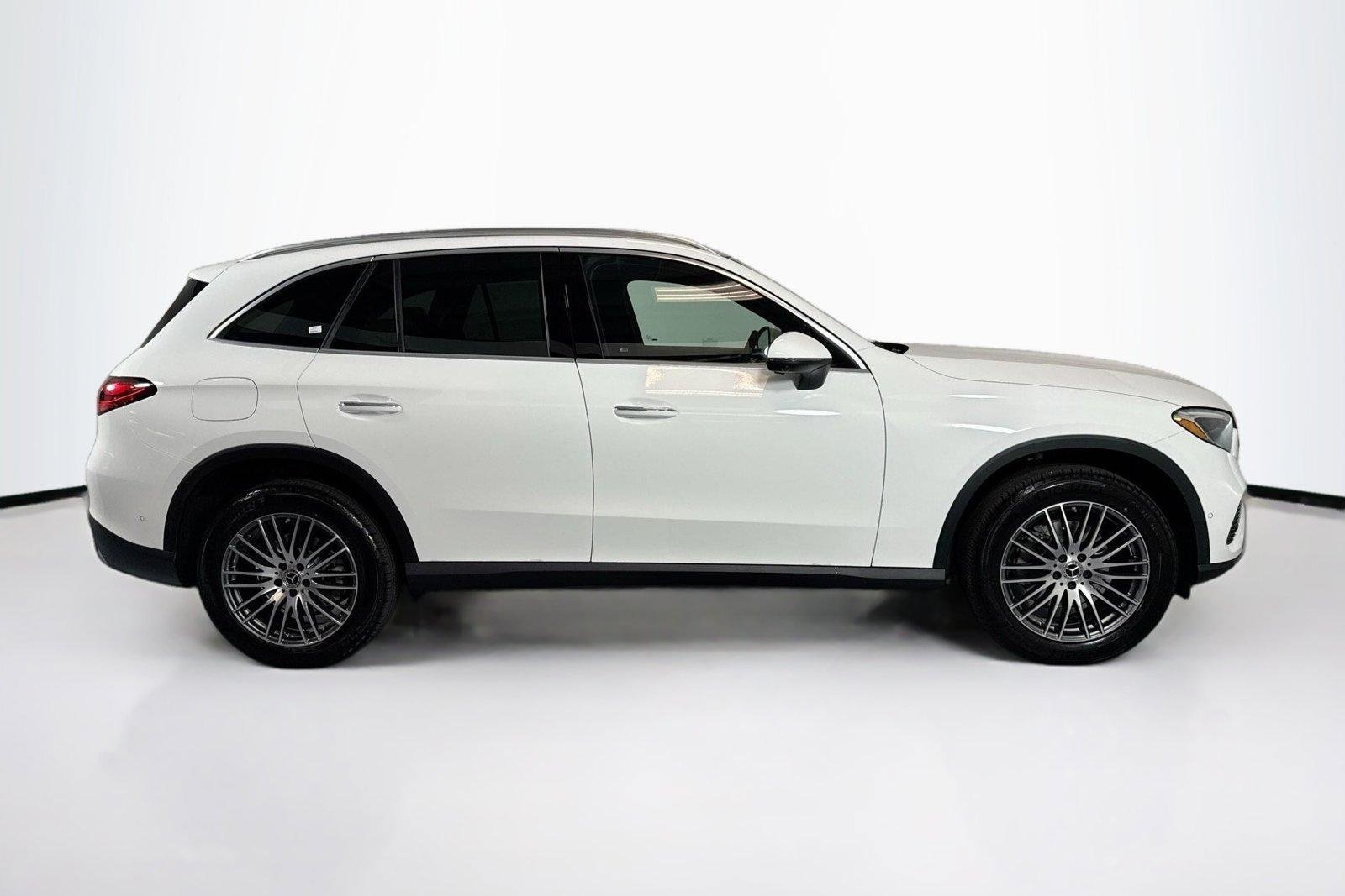 New 2026 Polar White Mercedes-Benz GLC 300 image 4