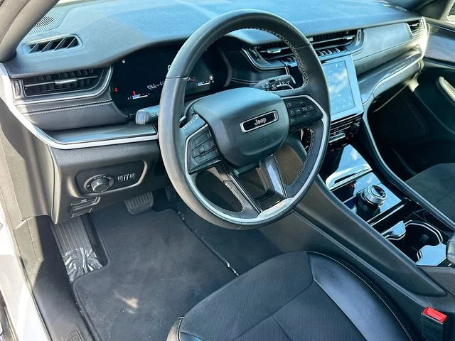 Used 2023 White/off-white Jeep Altitude X image 9
