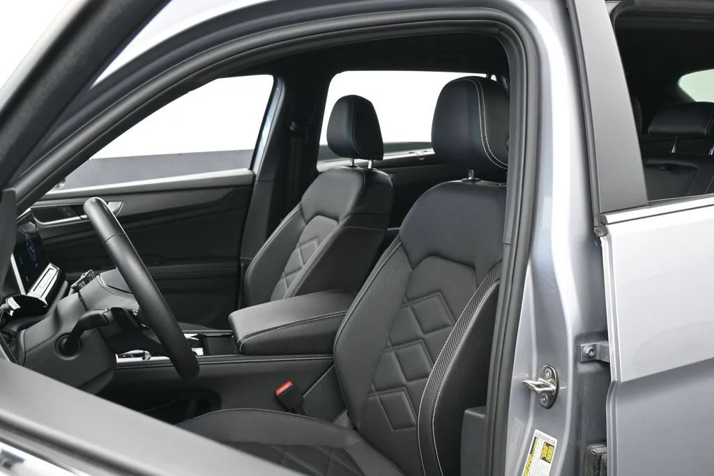 Used 2024 Gray Volkswagen 2.0T SE w/Technology image 10