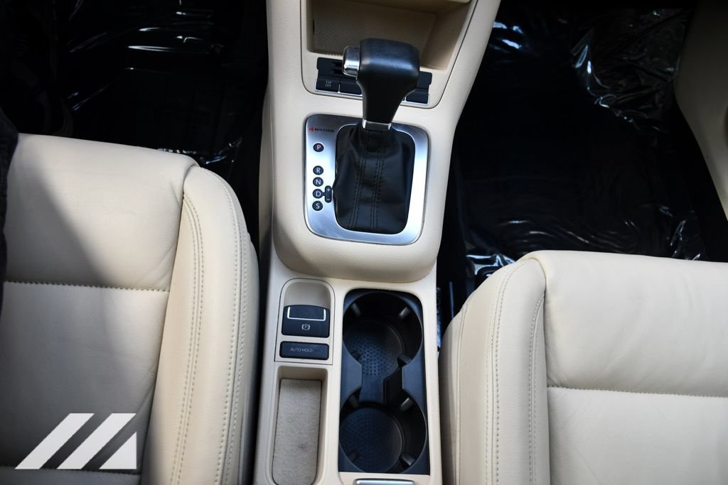 Used 2010  Volkswagen SE image 19