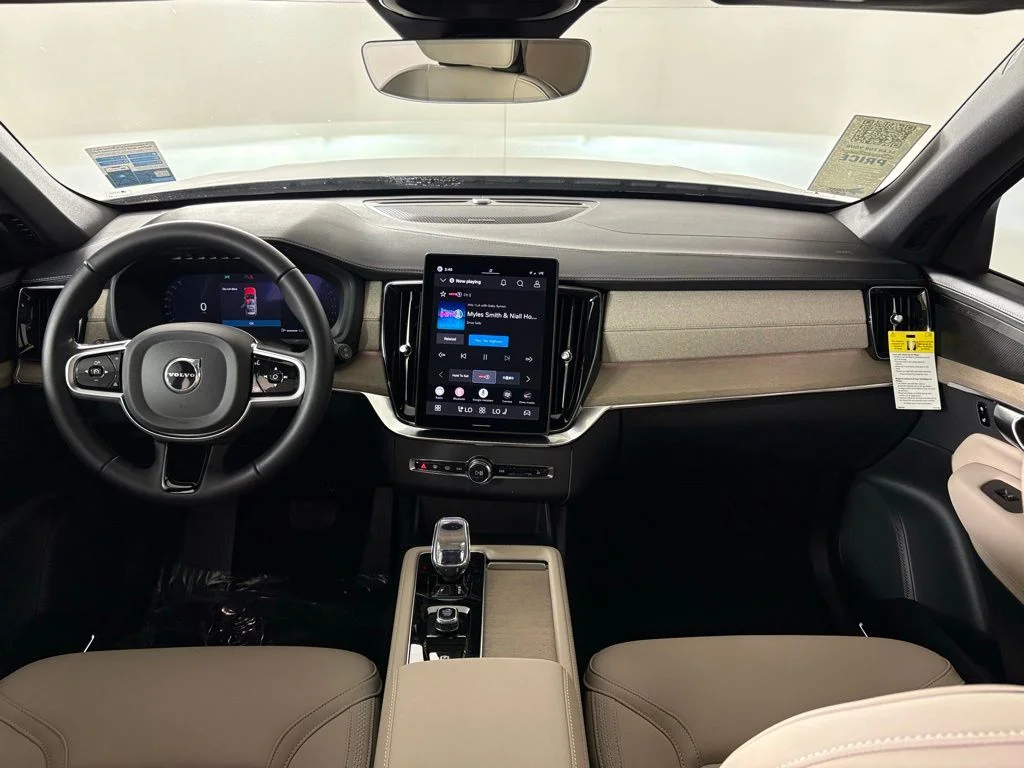 New 2026 Silver Volvo B6 Plus 7-Seater image 38