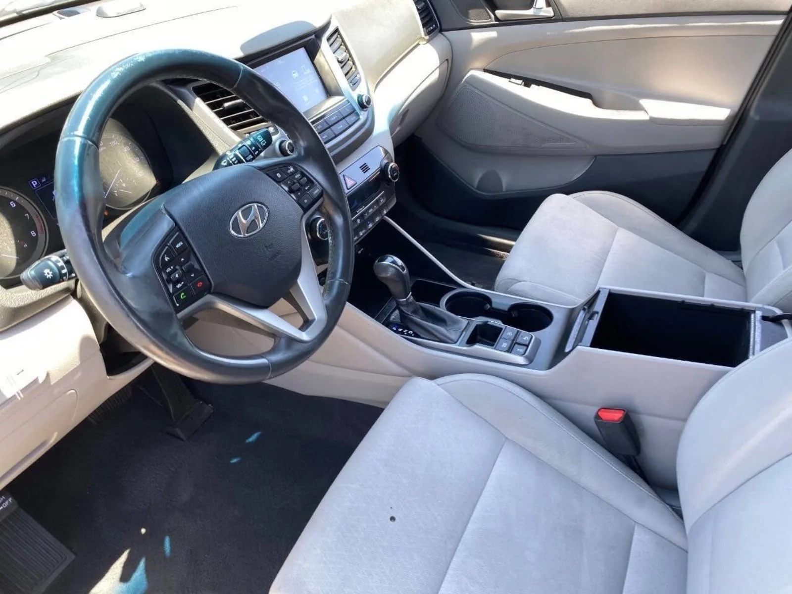 Used 2018 Molten Silver Hyundai Value image 22