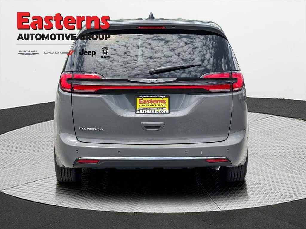 New 2025 Ceramic Gray Clear-Coat Exterior Paint Chrysler Select image 8