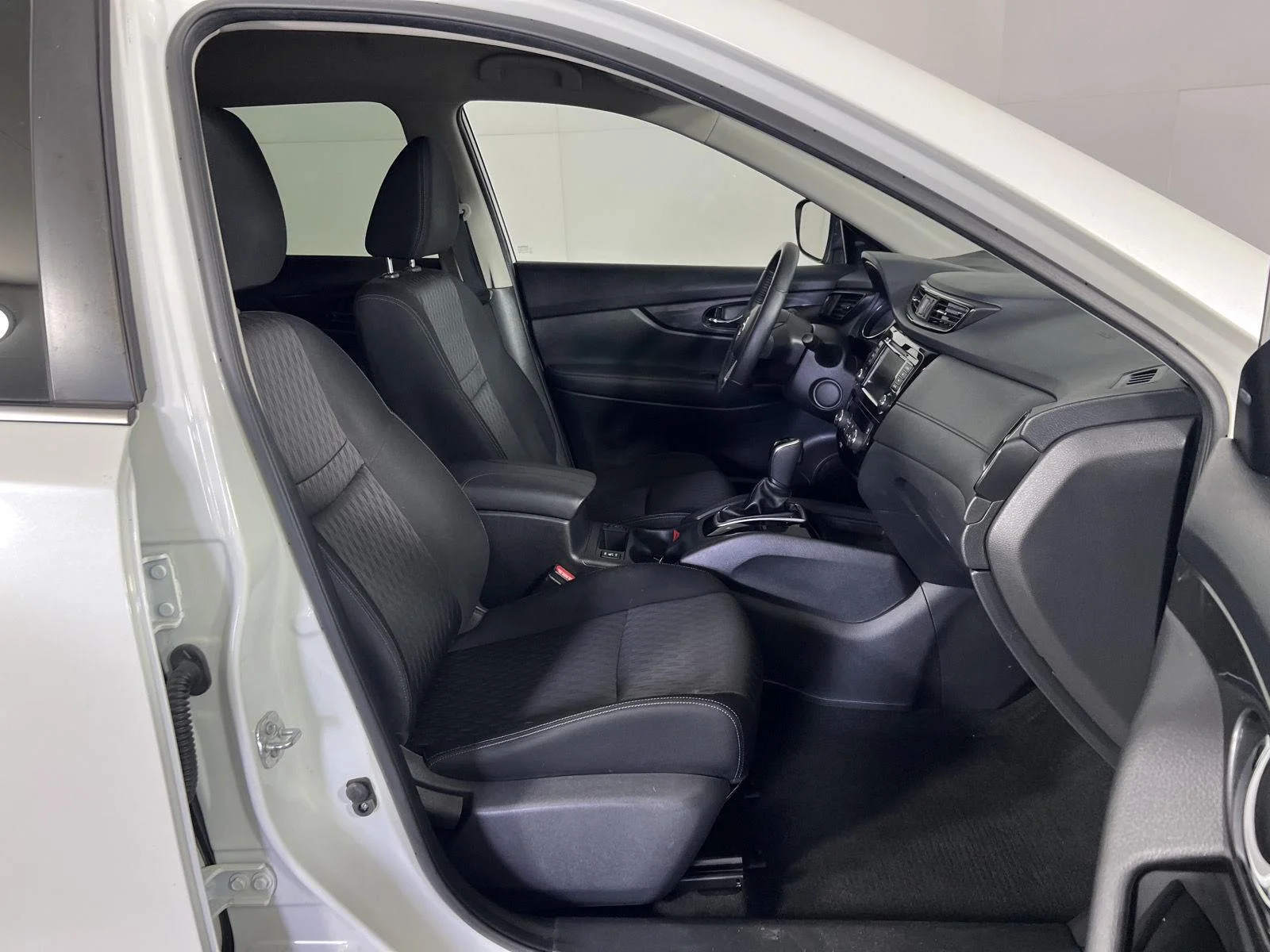 Used 2020 Pearl White Tricoat Nissan SV image 13