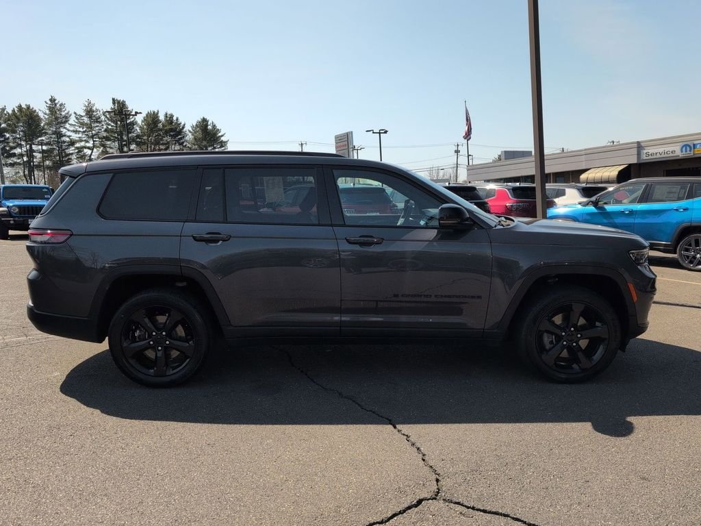 Used 2023 Gray Jeep Altitude image 2